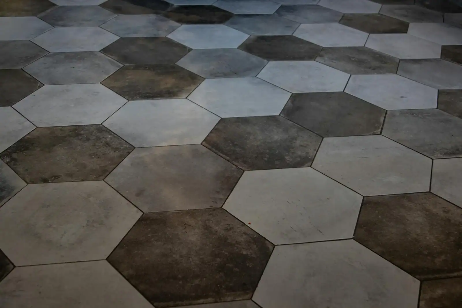 Elegant hexagonal floor tiles create a striking marble pattern, perfect for modern interiors.