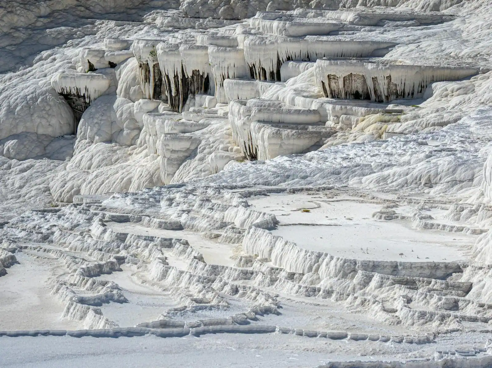 Explore the stunning natural travertine terraces of Pamukkale, a UNESCO World Heritage site in Türkiye.